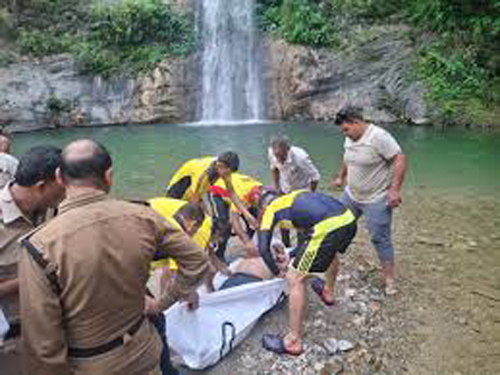 ढोकाने जल प्रपात में डूबे युवक का शव बरामद करते बचाव कर्मी। ढोकाने जल प्रपात में डूबे युवक का शव बरामद करते बचाव कर्मी।