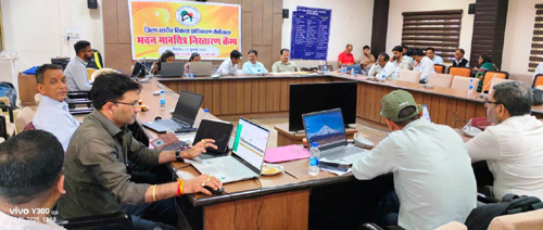 भवन मानचित्र स्वीकृति शिविर में उपस्थित अधिकारी एवं आवेदक। भवन मानचित्र स्वीकृति शिविर में उपस्थित अधिकारी एवं आवेदक।