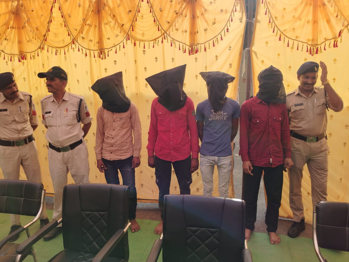 सामान चोरी करने वाले चार आरोपित गिरफ्तार सामान चोरी करने वाले चार आरोपित गिरफ्तार