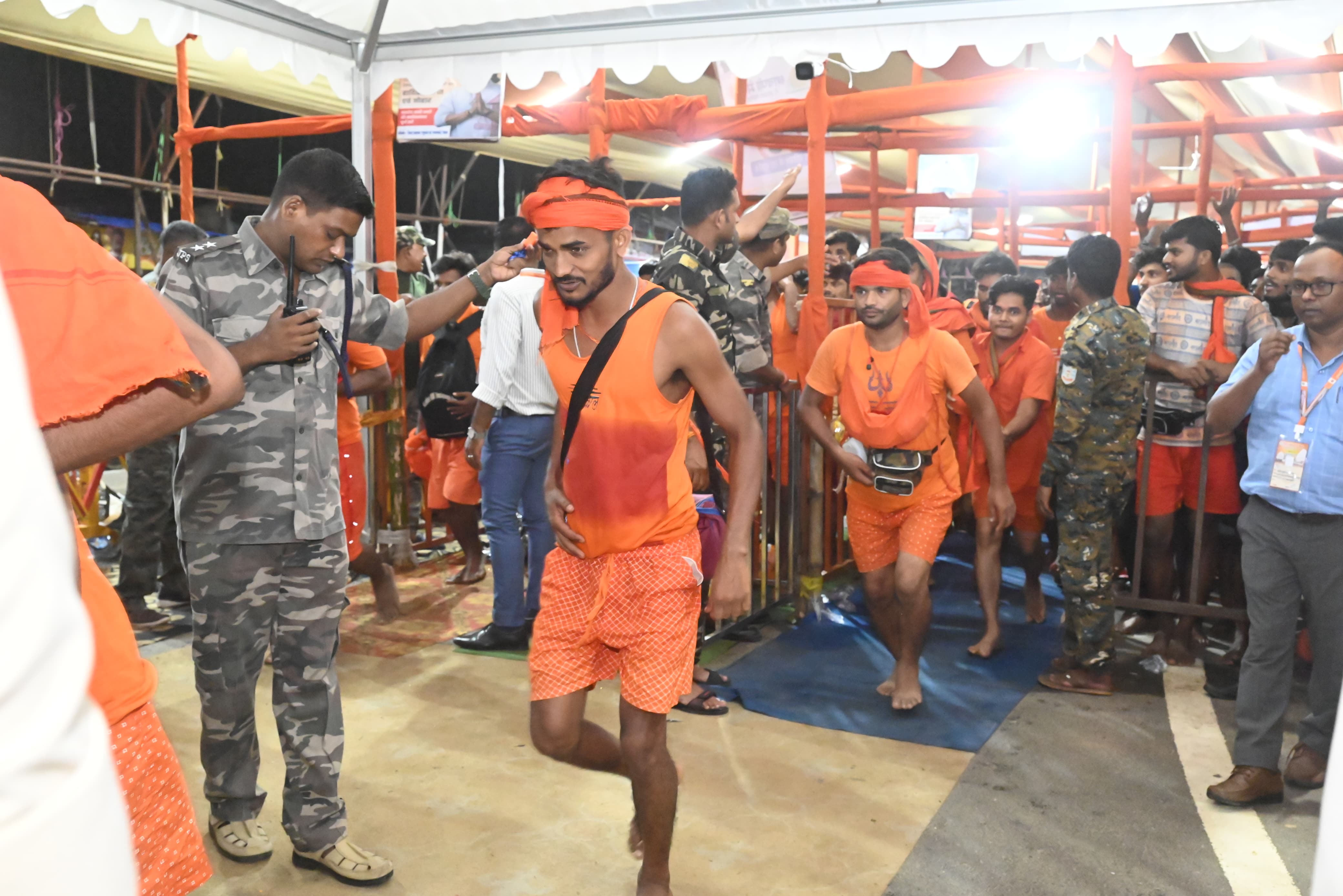 लाइन में लगकर पूजा करने जाते श्रद्धालु