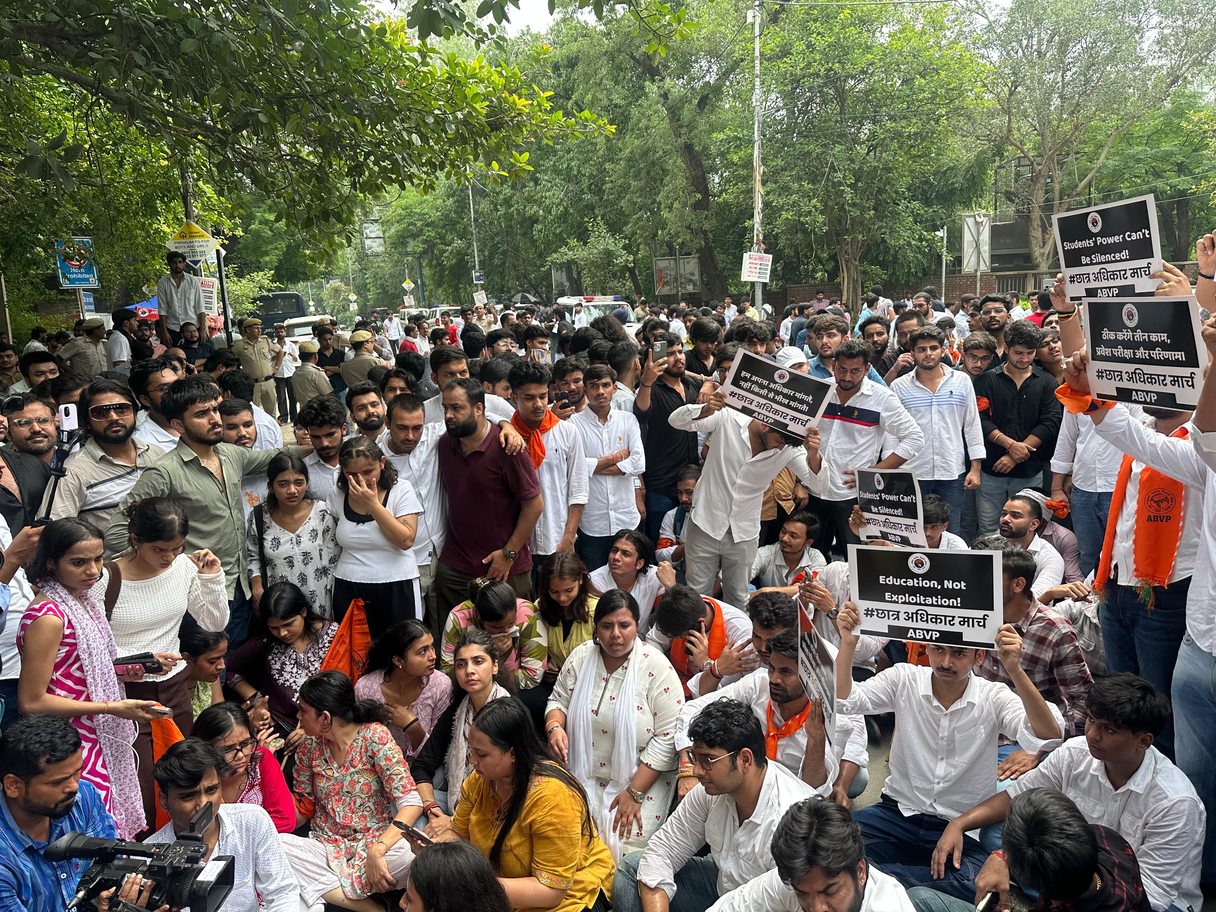 अभाविप के छात्र प्रदर्शन करते हुए अभाविप के छात्र प्रदर्शन करते हुए
