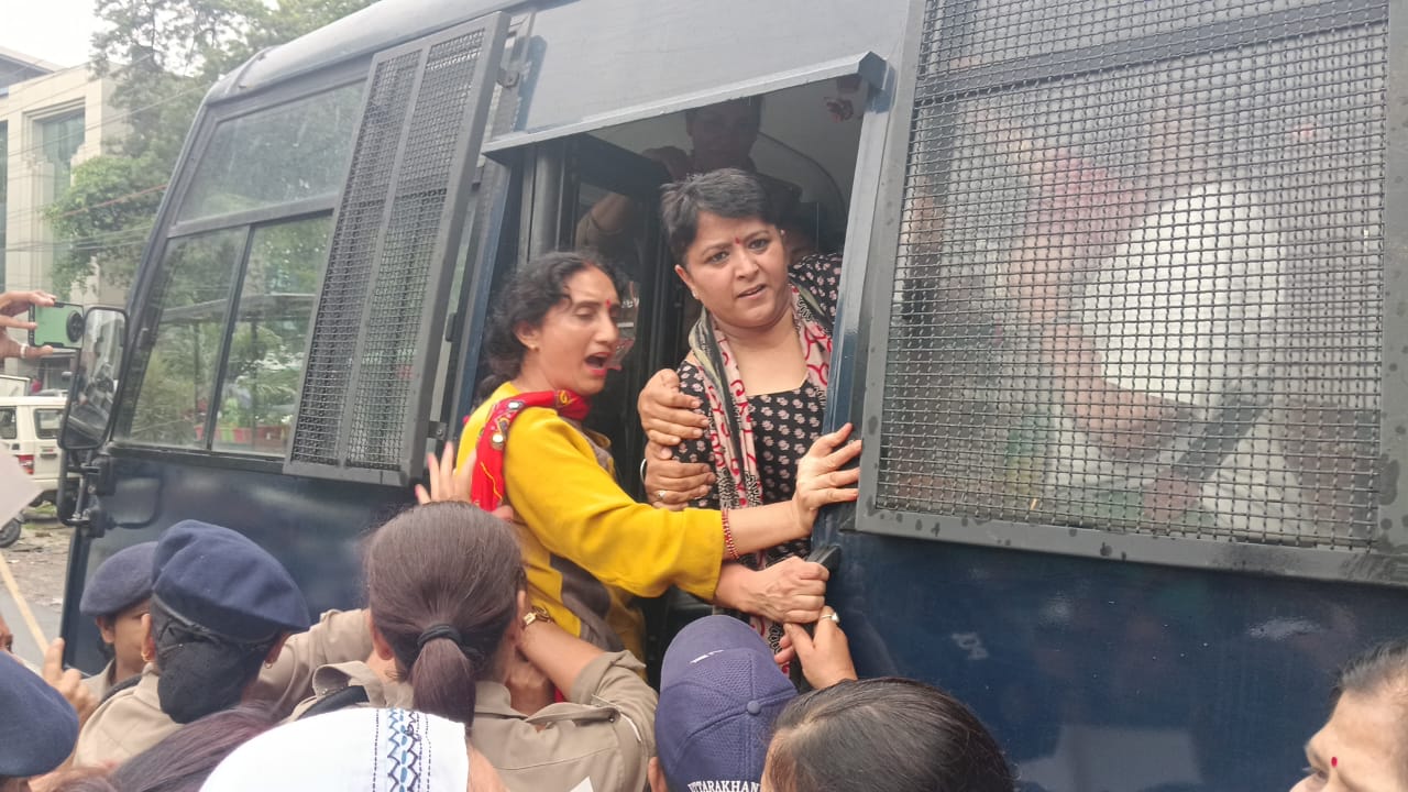 महिला कांग्रेस कार्यकर्ताओं को गिरफ्तार कर ले जाती पुलिस महिला कांग्रेस कार्यकर्ताओं को गिरफ्तार कर ले जाती पुलिस