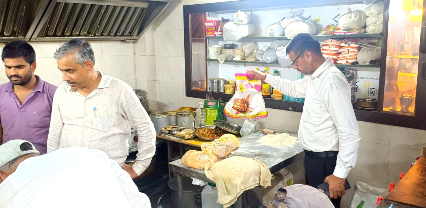 हवेली रेस्टोरेंट में छापामारी करती टीम हवेली रेस्टोरेंट में छापामारी करती टीम