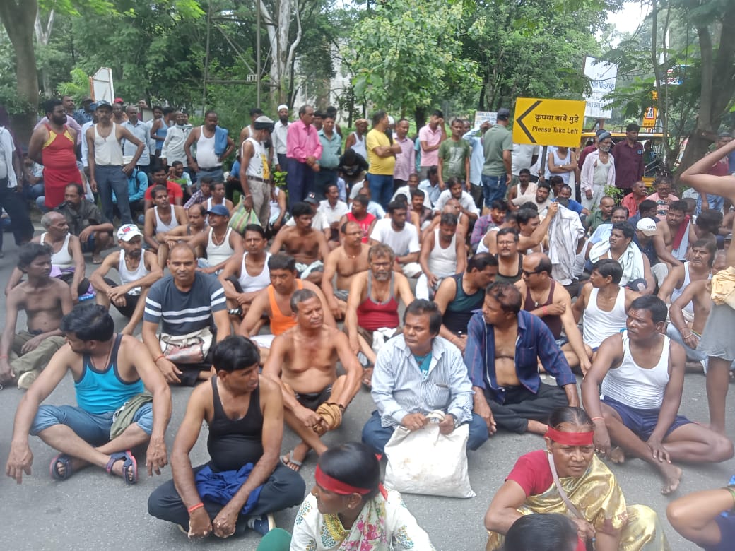 प्रदर्शन करते एचईसी सप्लाई कर्मी प्रदर्शन करते एचईसी सप्लाई कर्मी