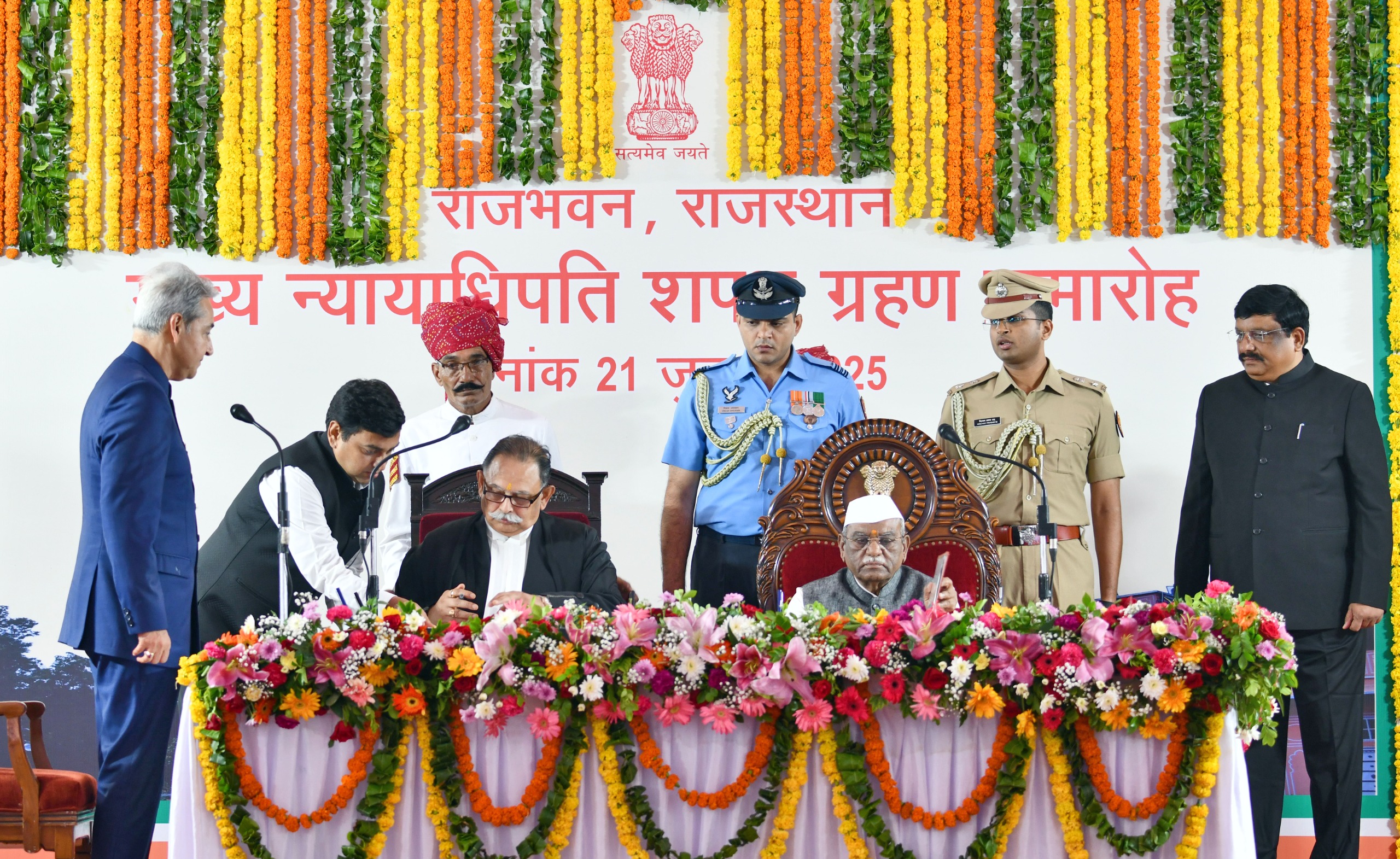 राज्यपाल हरिभाऊ बागडे ने श्रीराम कलपाती राजेन्द्रन को राजस्थान उच्च न्यायालय के मुख्य न्यायाधिपति पद की शपथ दिलाई