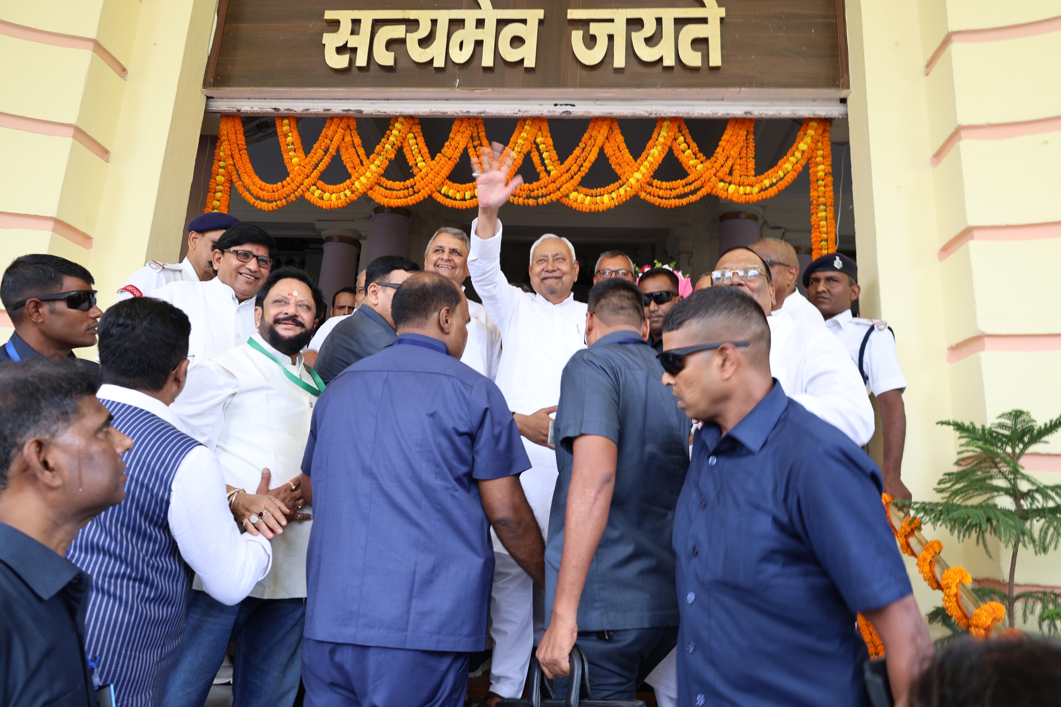 विधानसभा पहुंचे सीएम नीतीश की तस्वीर विधानसभा पहुंचे सीएम नीतीश की तस्वीर