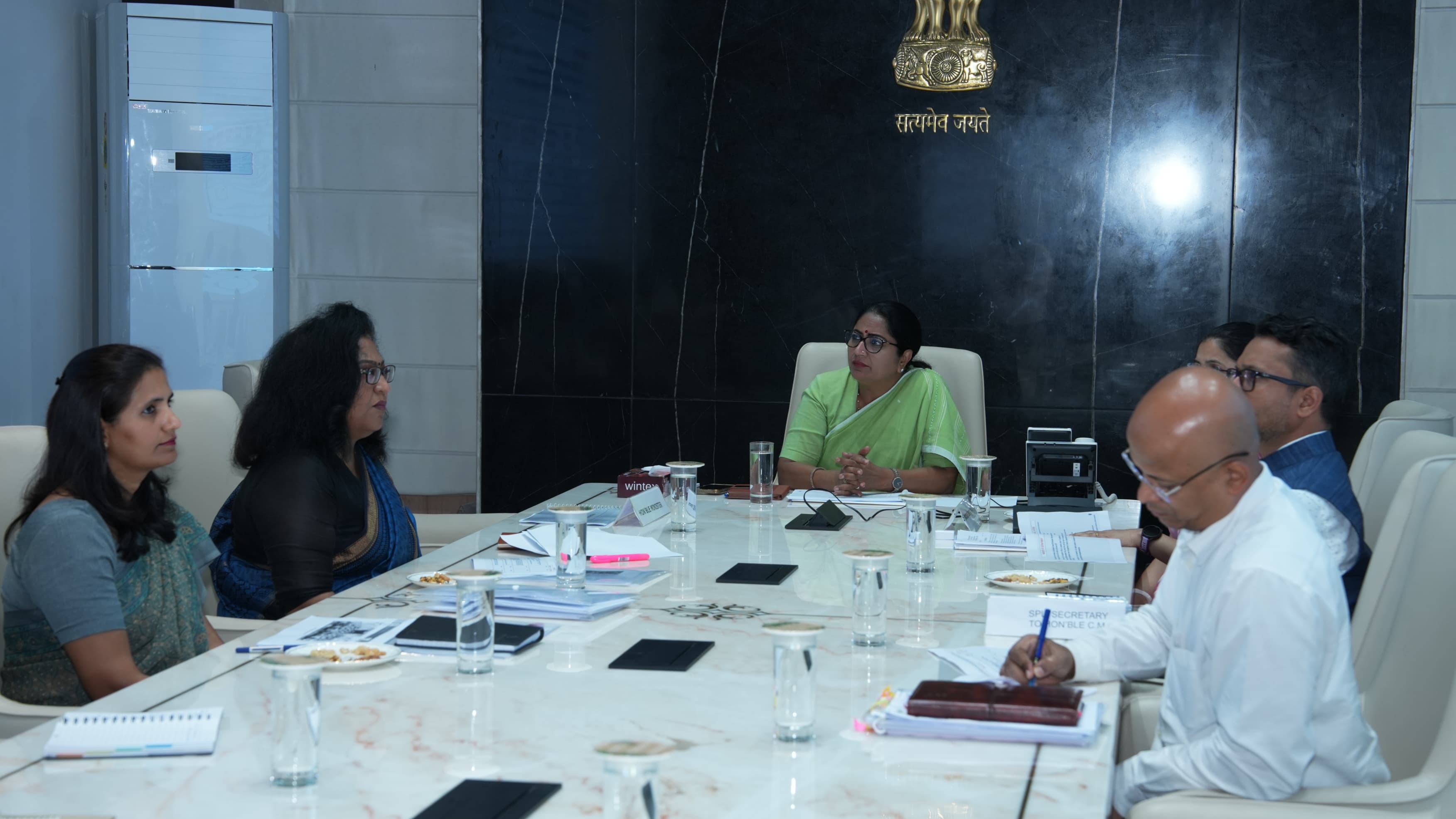 दिल्ली सचिवालय में सोमवार को उच्चस्तरीय बैठक करती मुख्यमंत्री रेखा गुप्ता