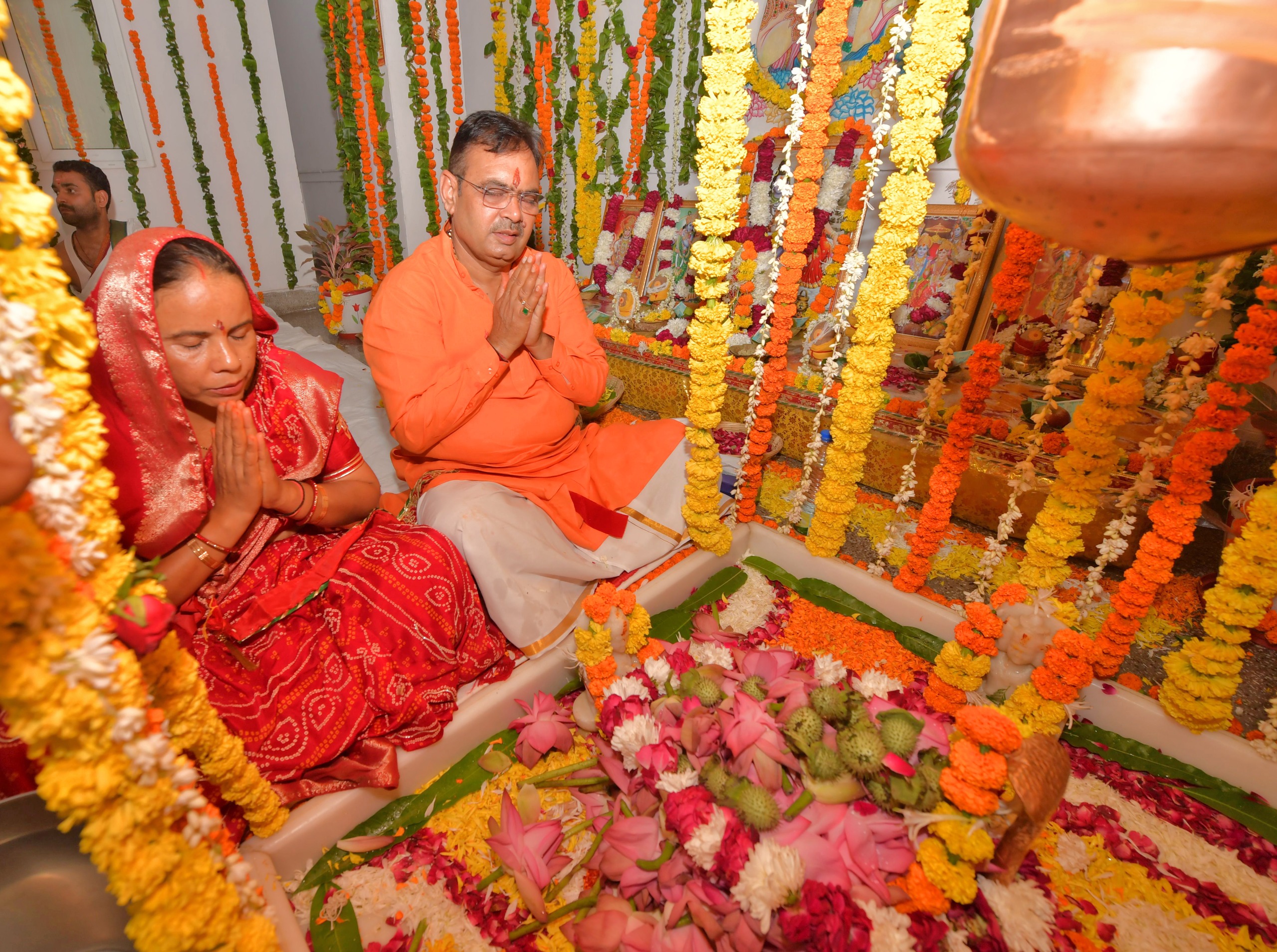 मुख्यमंत्री भजनलाल शर्मा भगवान शिव की पूजा-अर्चना करते हुए। मुख्यमंत्री भजनलाल शर्मा भगवान शिव की पूजा-अर्चना करते हुए।