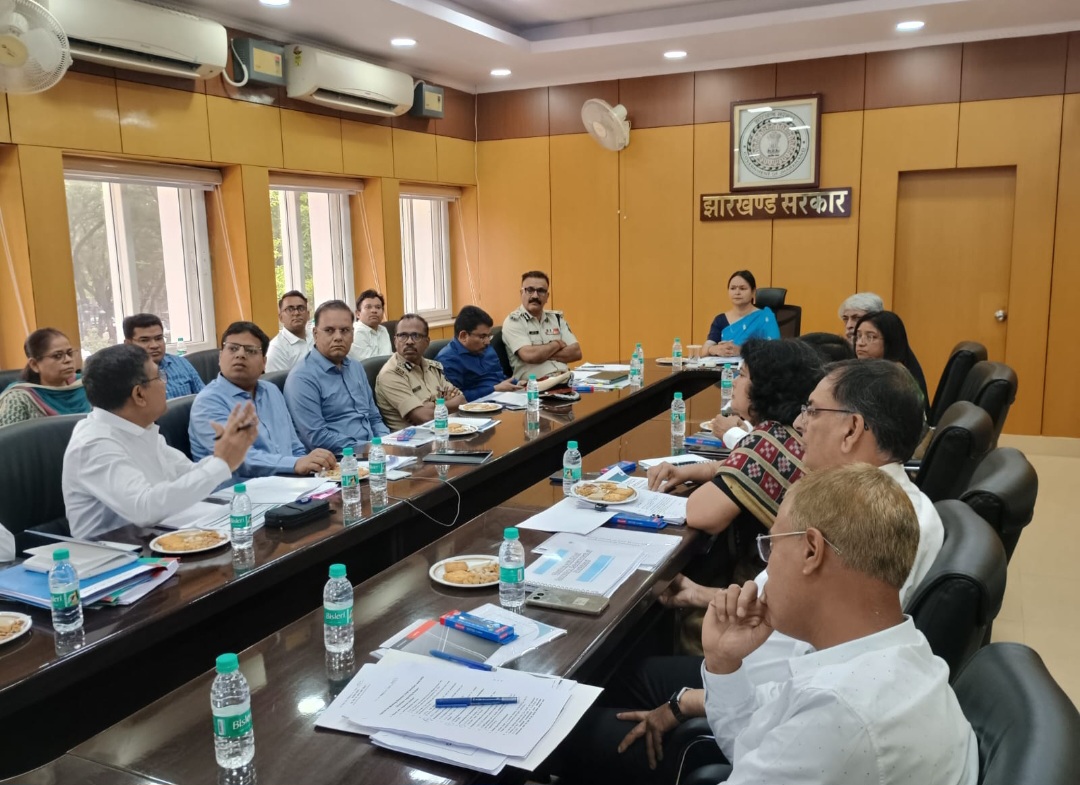 मुख्य सचिव बैठक करते हुए मुख्य सचिव बैठक करते हुए