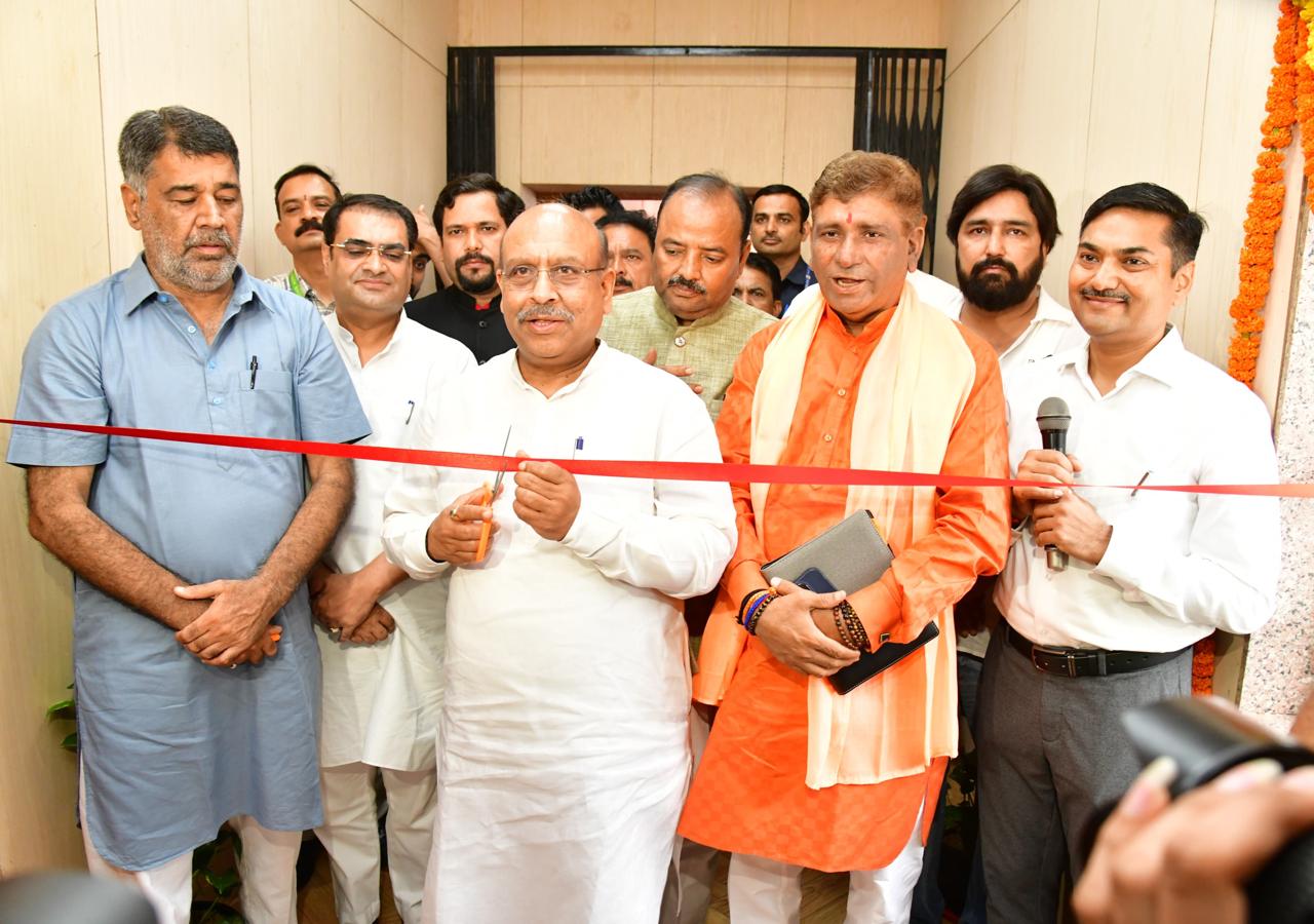 दिल्ली विधानसभा परिसर में नेशनल ई-विधान एप्लिकेशन (नेवा) सेवा केंद्र का सोमावर को उद्घाटन करते अध्यक विजेंद्र  गुप्ता