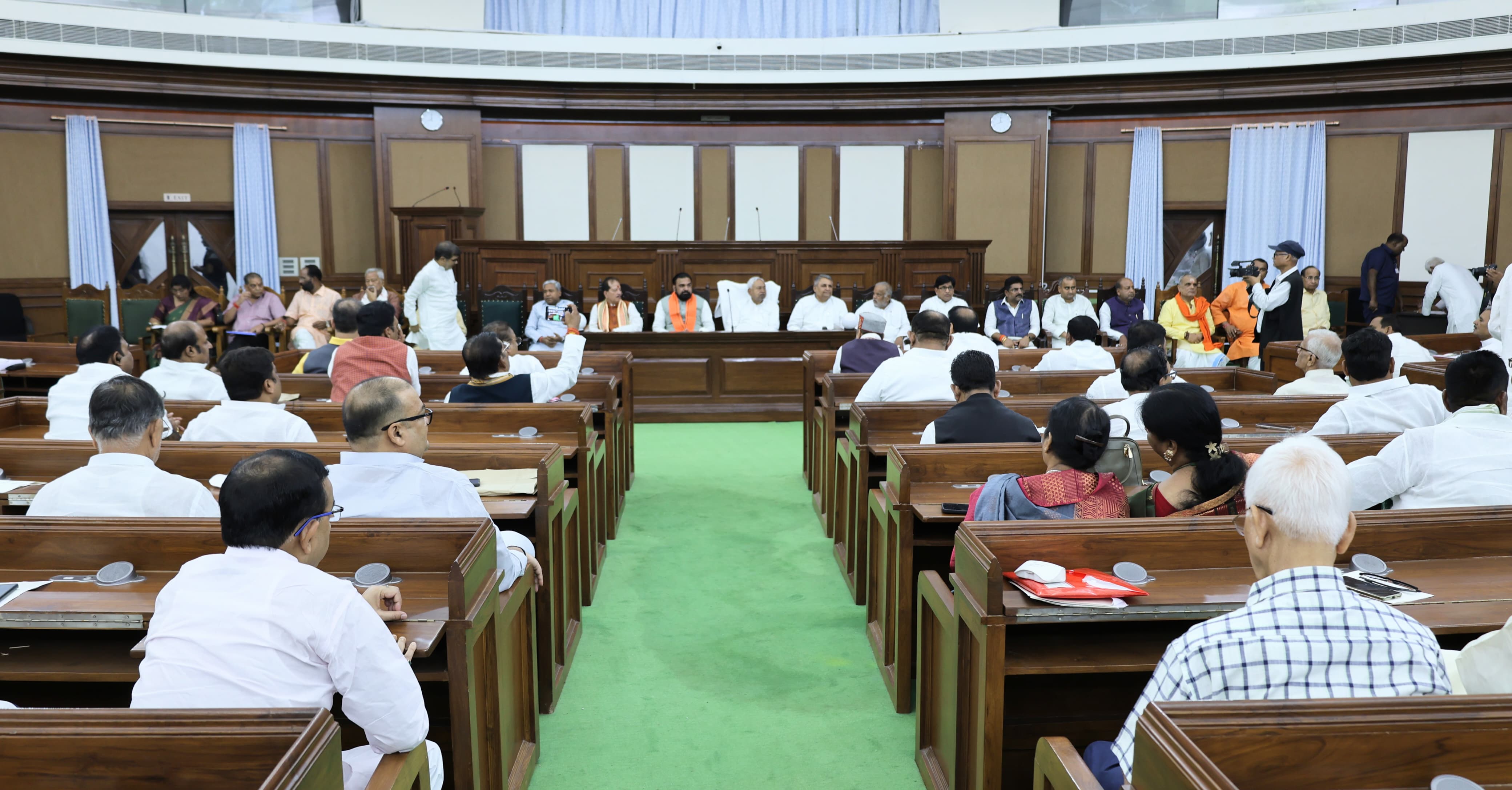 राजग दल की बैठक के दौरान मुख्यमंत्री-उपमुख्यमंत्री सहित विधायकगण राजग दल की बैठक के दौरान मुख्यमंत्री-उपमुख्यमंत्री सहित विधायकगण