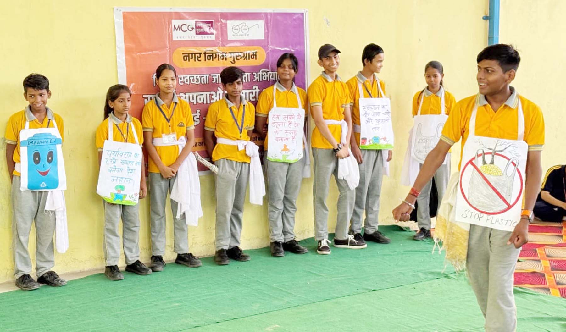 गुरुग्राम के बसई स्थित किट जी पब्लिक स्कूल में सफाई अपनाओ, बीमारी भगाओ विषय पर कार्यक्रम के दौरान जागरुकता नाटक प्रस्तुत करते बच्चे। गुरुग्राम के बसई स्थित किट जी पब्लिक स्कूल में सफाई अपनाओ, बीमारी भगाओ विषय पर कार्यक्रम के दौरान जागरुकता नाटक प्रस्तुत करते बच्चे।