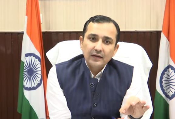 हरियाणा कर्मचारी चयन आयोग के चेयरमैन हिम्मत सिंह युवाओं से बातचीत करते हुए हरियाणा कर्मचारी चयन आयोग के चेयरमैन हिम्मत सिंह युवाओं से बातचीत करते हुए