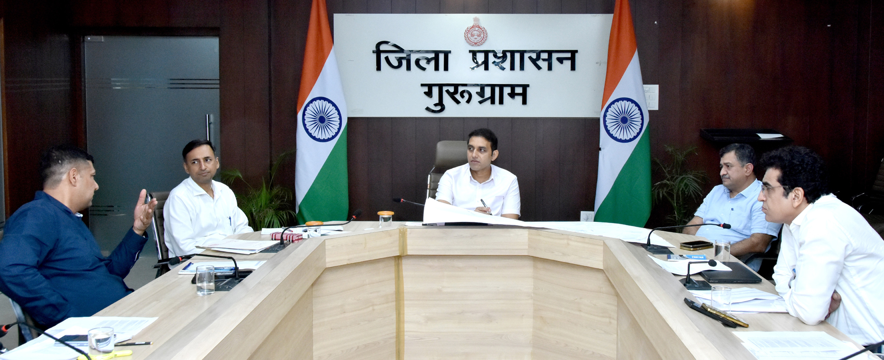 गुरुग्राम के लघु सचिवालय स्थित कांफ्रेंस हॉल में सीईटी-2025 को लेकर अधिकारियों की बैठक को संबोधित करते हुए डीसी अजय कुमार। गुरुग्राम के लघु सचिवालय स्थित कांफ्रेंस हॉल में सीईटी-2025 को लेकर अधिकारियों की बैठक को संबोधित करते हुए डीसी अजय कुमार।