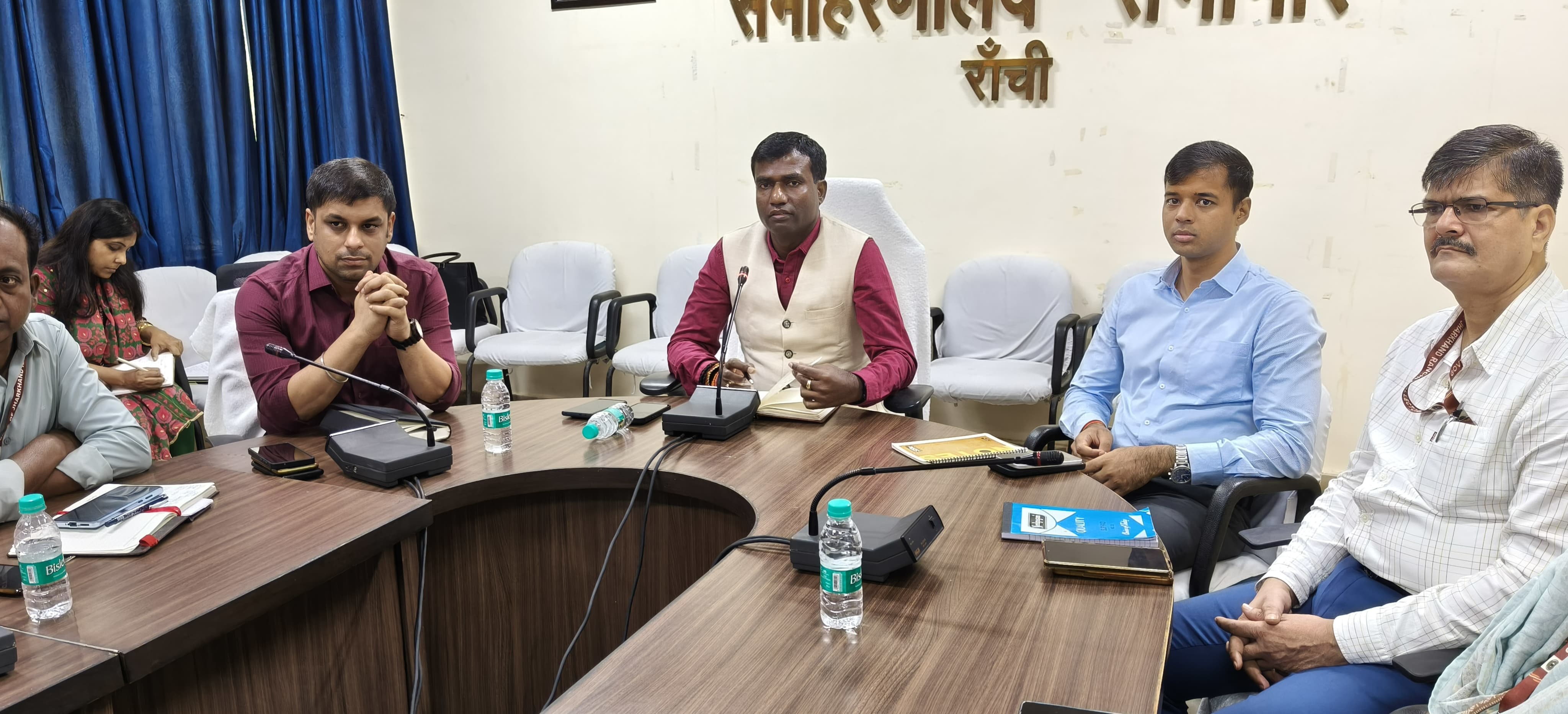 बैठक अधिकारियों के साथ चर्चा करते उपायुक्त बैठक अधिकारियों के साथ चर्चा करते उपायुक्त