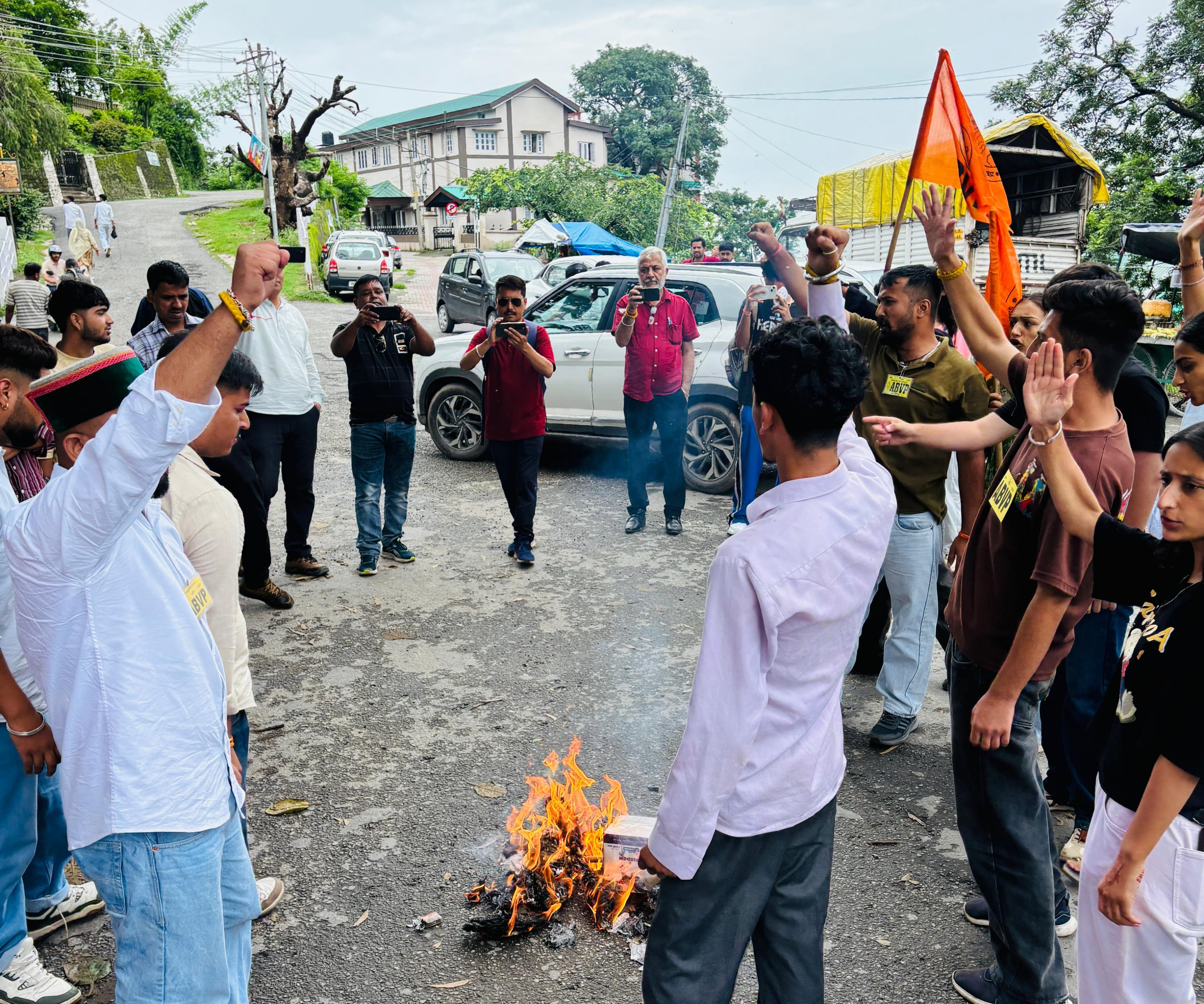 जॉब ट्रेनी पॉलिसी के खिलाफ नाहन में ऐ बी वी पी का प्रदर्शन ,फूंका मुख्यमंत्री का पुतला जॉब ट्रेनी पॉलिसी के खिलाफ नाहन में ऐ बी वी पी का प्रदर्शन ,फूंका मुख्यमंत्री का पुतला