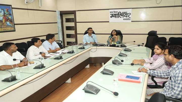 ग्वालियरः कलेक्टर ने की सड़कों के सुधार कार्यों की समीक्षा ग्वालियरः कलेक्टर ने की सड़कों के सुधार कार्यों की समीक्षा