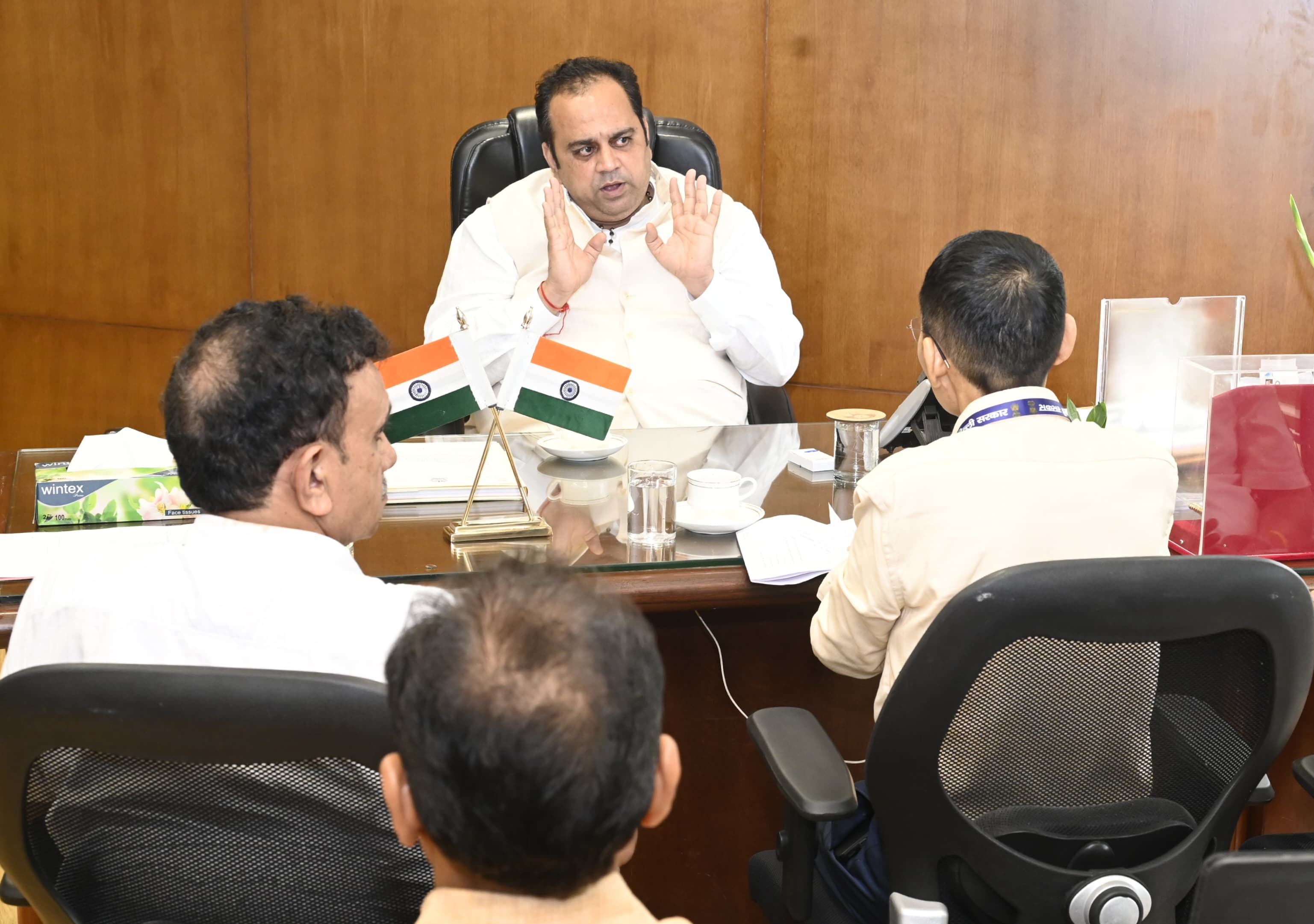 दिल्ली सचिवालय में सोमवार को उच्च स्तरीय बैठक करते स्वास्थ्य मंत्री पंकज कुमार सिंह दिल्ली सचिवालय में सोमवार को उच्च स्तरीय बैठक करते स्वास्थ्य मंत्री पंकज कुमार सिंह