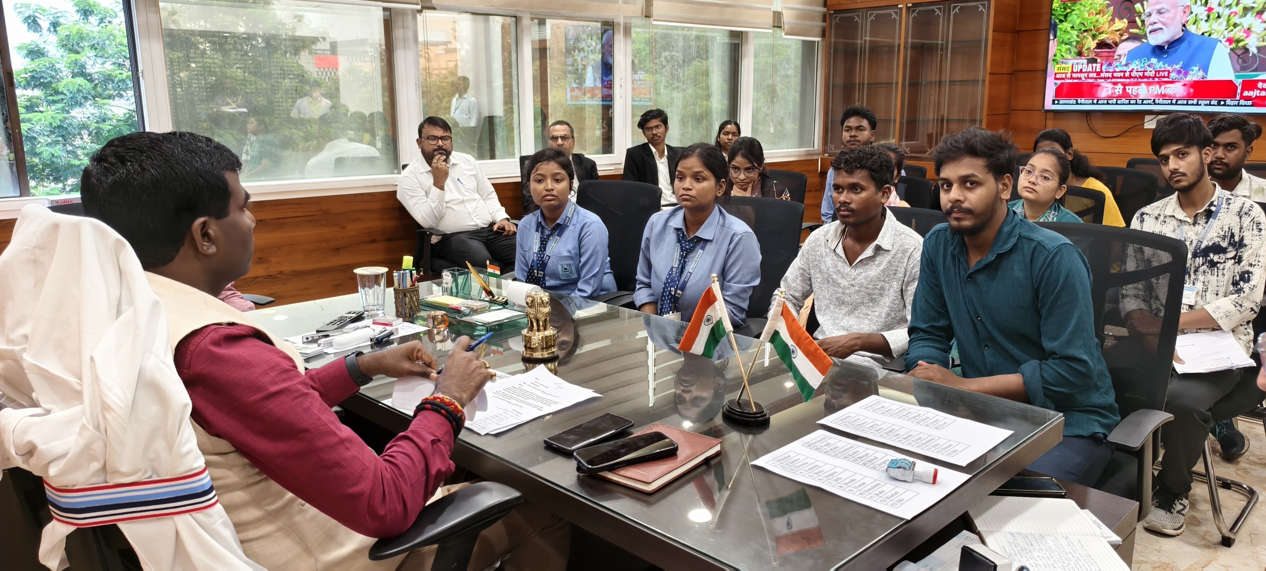 जनता दरबार में आम लोगों की समस्याएं सुनते उपायुक्त जनता दरबार में आम लोगों की समस्याएं सुनते उपायुक्त