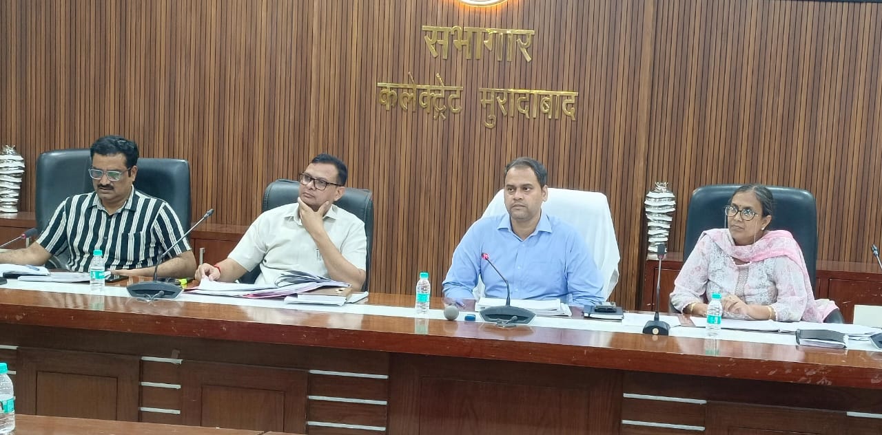 कलेक्ट्रेट सभागार में जिलाधिकारी अनुज सिंह की अध्यक्षता में कर करेत्तर एवं राजस्व संग्रह के सम्बन्ध में बैठक सम्पन्न