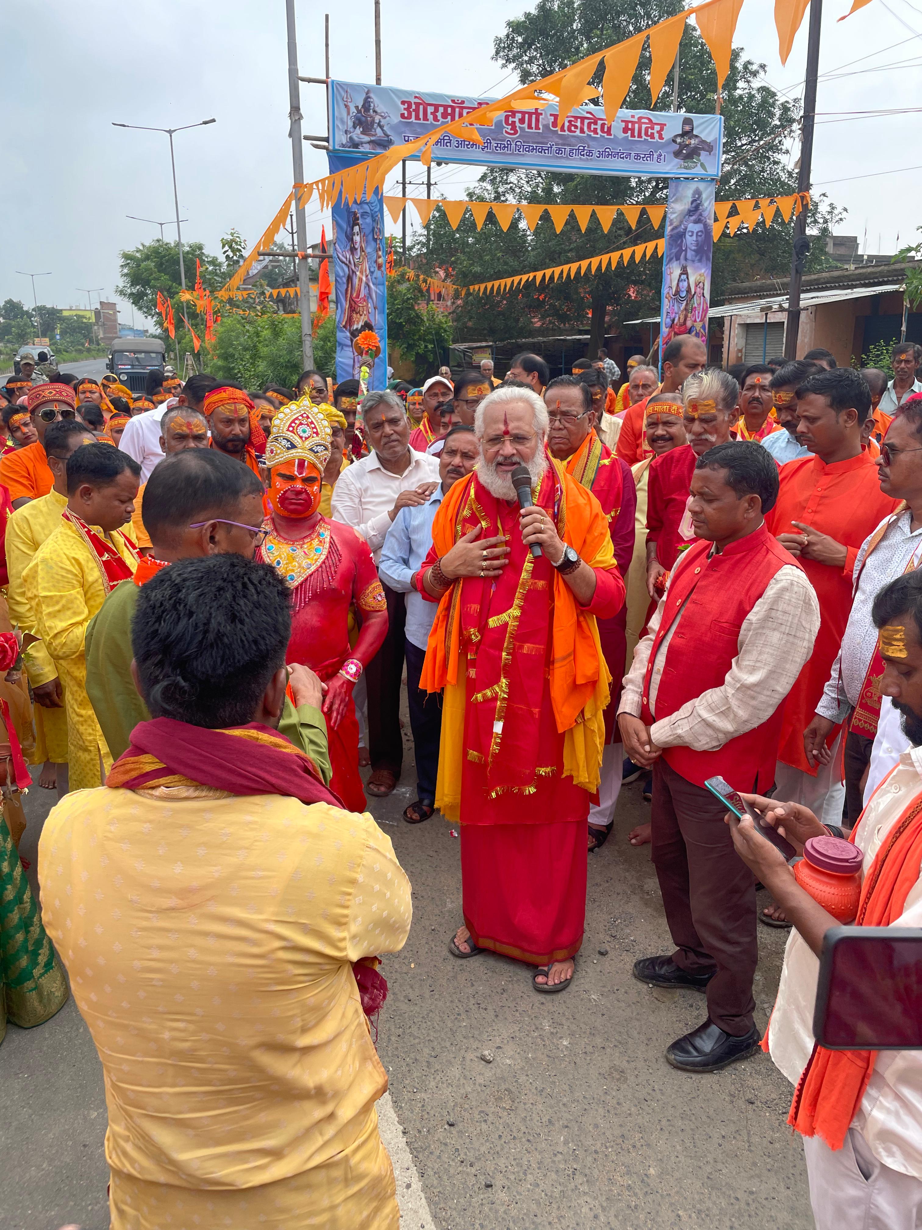 औरमांझी के दुर्गा महादेव मंदिर में जलाभिषेक करते भक्त