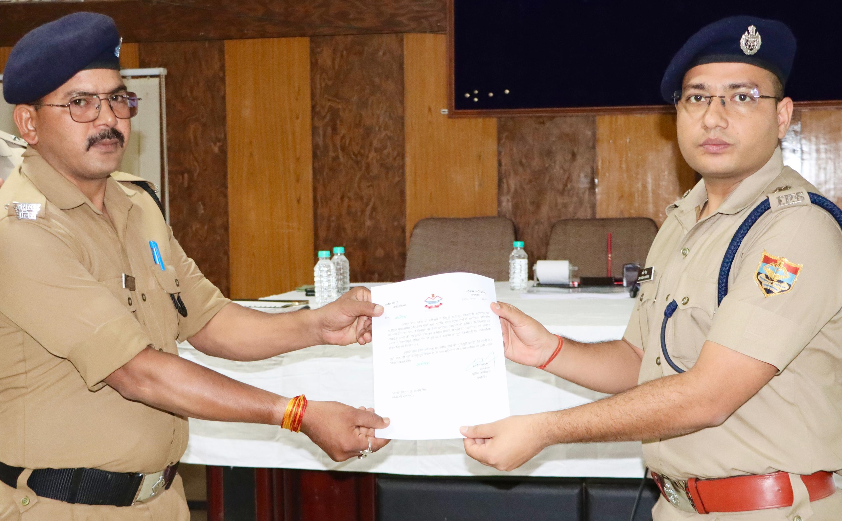 गोपेश्वर में आयोजित गोष्ठी में उत्कृष्ट कार्य करने वाले पुलिस कर्मियों को सम्मानित करते हुए एसपी सर्वेश पंवार। गोपेश्वर में आयोजित गोष्ठी में उत्कृष्ट कार्य करने वाले पुलिस कर्मियों को सम्मानित करते हुए एसपी सर्वेश पंवार।