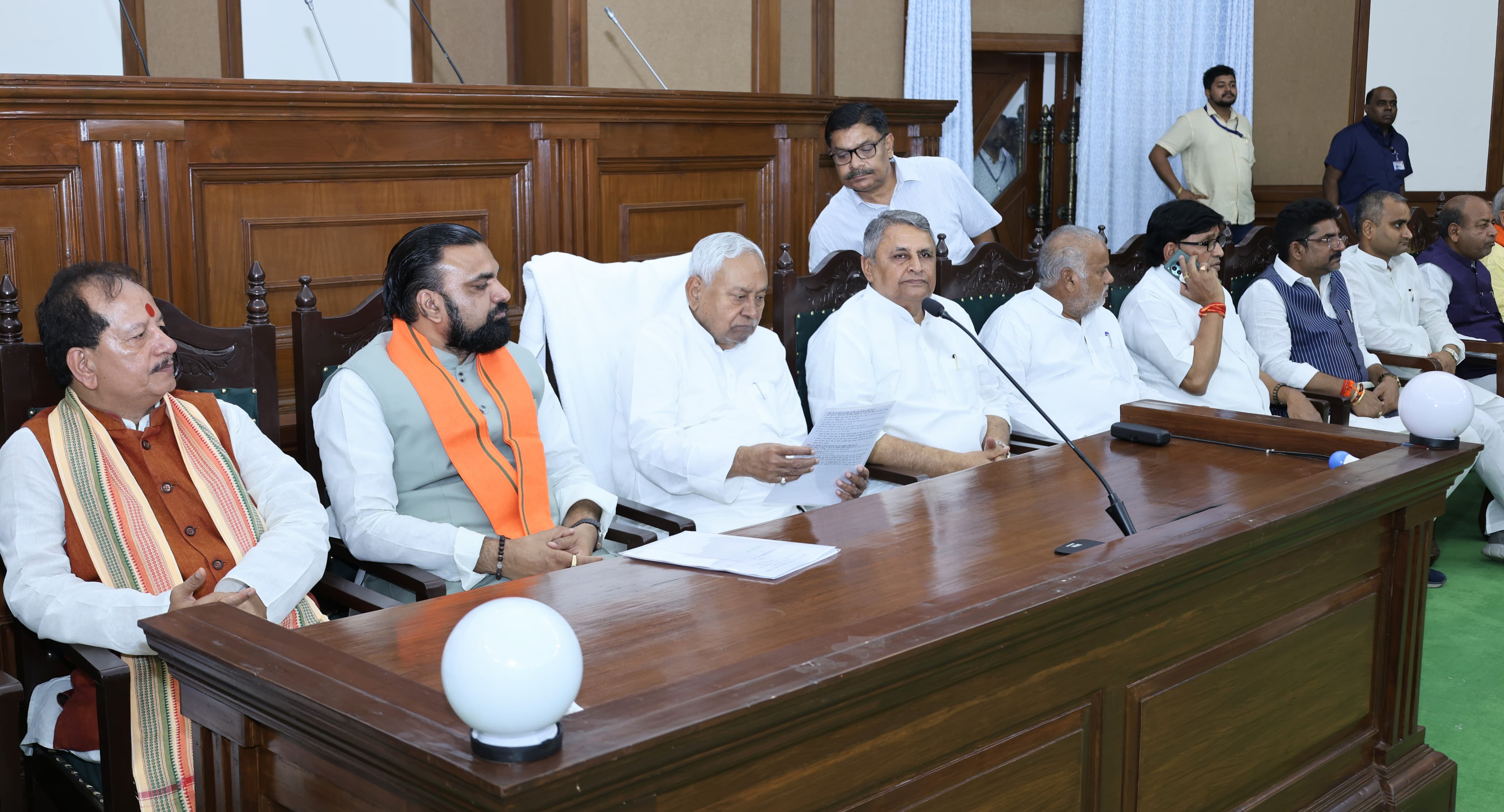 राजग विधायक दल की बैठक लेते मुख्यमंत्री नीतीश राजग विधायक दल की बैठक लेते मुख्यमंत्री नीतीश