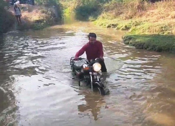 जान जोखिम में डालकर यात्रा करने को मजबूर जान जोखिम में डालकर यात्रा करने को मजबूर