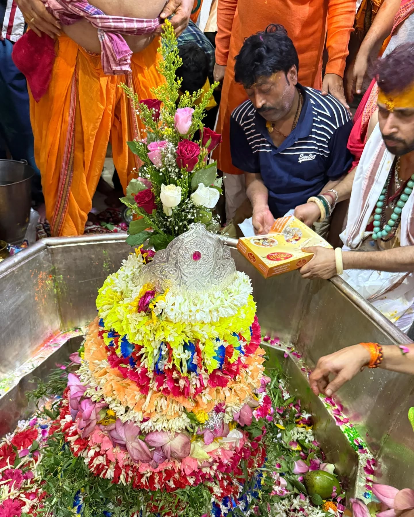 मुजफ्फरपुर स्थित बाबा गरीबनाथ मंदिर में पूजा करते श्रद्धालुगण मुजफ्फरपुर स्थित बाबा गरीबनाथ मंदिर में पूजा करते श्रद्धालुगण