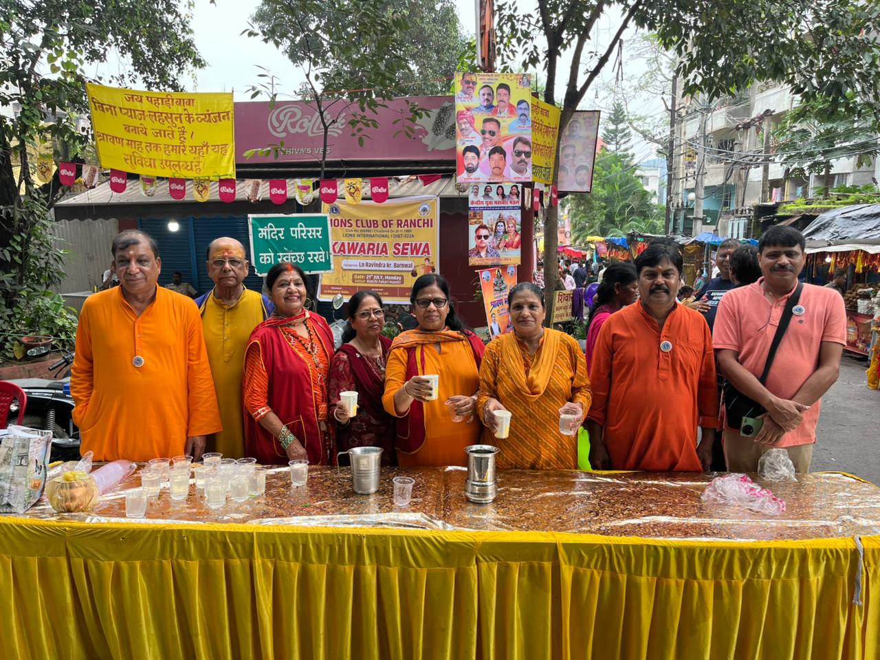 शरबत के स्टॉल में सदस्य शरबत के स्टॉल में सदस्य