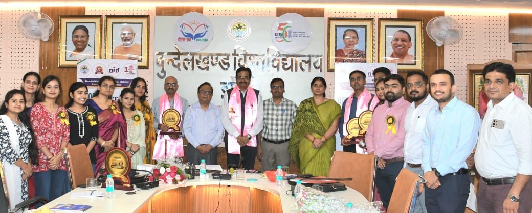 कुलपति व छात्र एक साथ