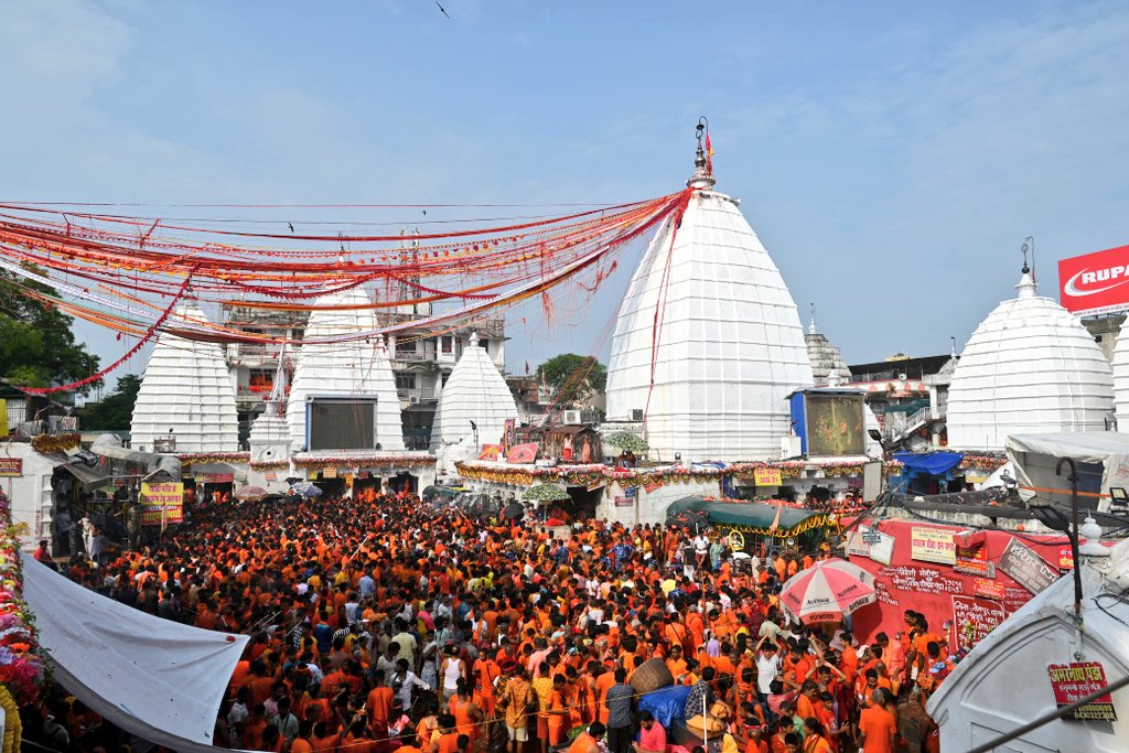 देवघर में श्रद्धालुओं की भीड़