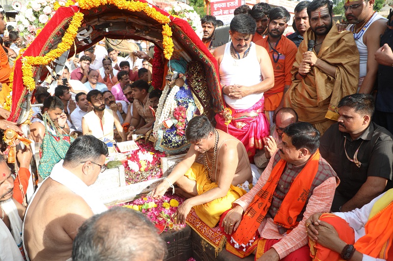क्षिप्रा नदी के जल से  भगवान महाकाल का पूजन-अर्चन