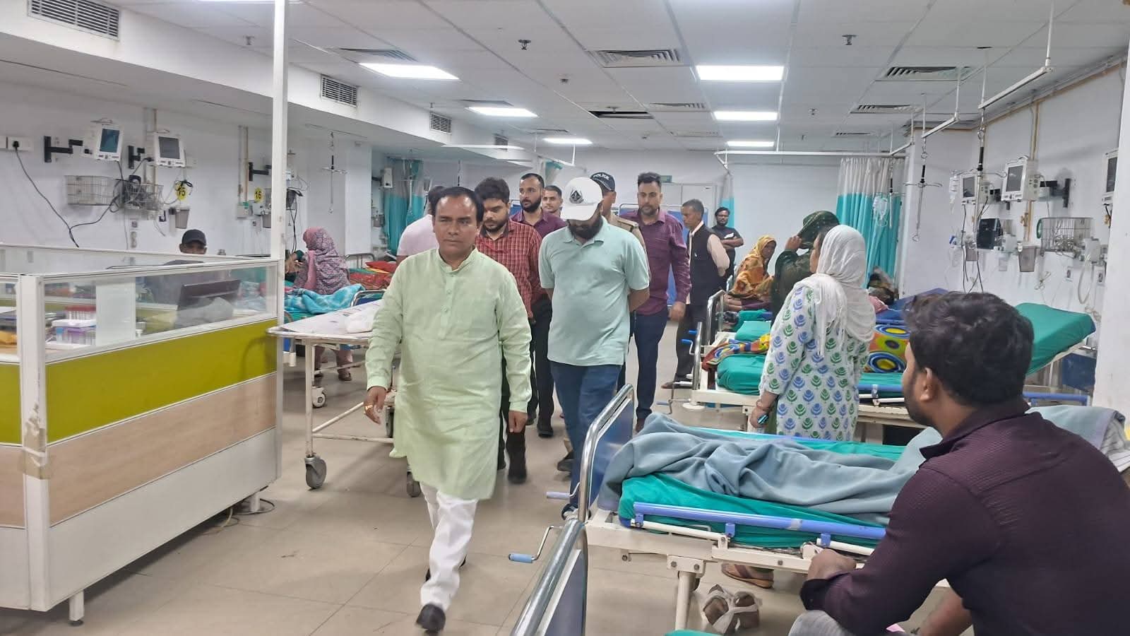स्वास्थ्य मंत्री देहरादून में अस्पताल का निरीक्षण करते।