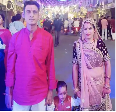 तेज रफ्तार ट्रेलर ने बाइक सवार तीन जनों को कुचला: हादसे में पति-पत्नी और बच्चे की मौत तेज रफ्तार ट्रेलर ने बाइक सवार तीन जनों को कुचला: हादसे में पति-पत्नी और बच्चे की मौत