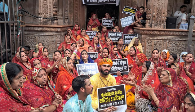 प्रदर्शन करती महिला गाेस्वामी प्रदर्शन करती महिला गाेस्वामी