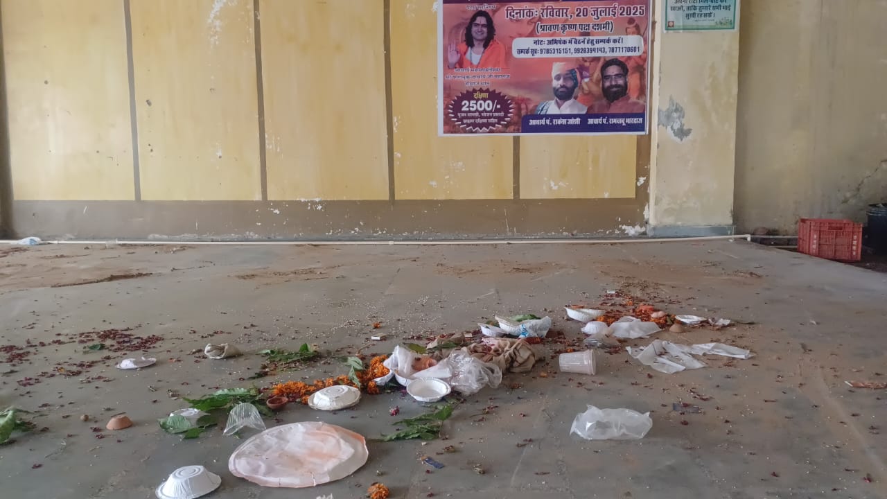 नदी में करने थे पार्थिव शिवलिंग विसर्जित,डाल दिए कचरे के कट्टे में नदी में करने थे पार्थिव शिवलिंग विसर्जित,डाल दिए कचरे के कट्टे में