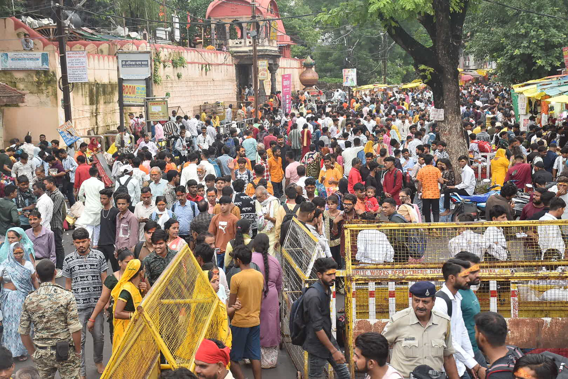 सोमवार रात तक मंदिर में दर्शन करने पहुंचे करीब 3 लाख श्रद्धालु सोमवार रात तक मंदिर में दर्शन करने पहुंचे करीब 3 लाख श्रद्धालु