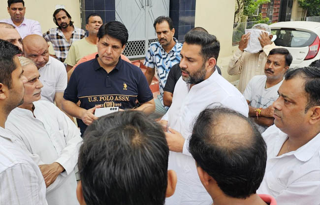 सोनीपत: लोगों की सस्याओं को सुनते हुए विधायक निखिल मदान सोनीपत: लोगों की सस्याओं को सुनते हुए विधायक निखिल मदान