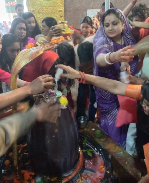 मंदिर में पूजा करते श्रद्धालु मंदिर में पूजा करते श्रद्धालु