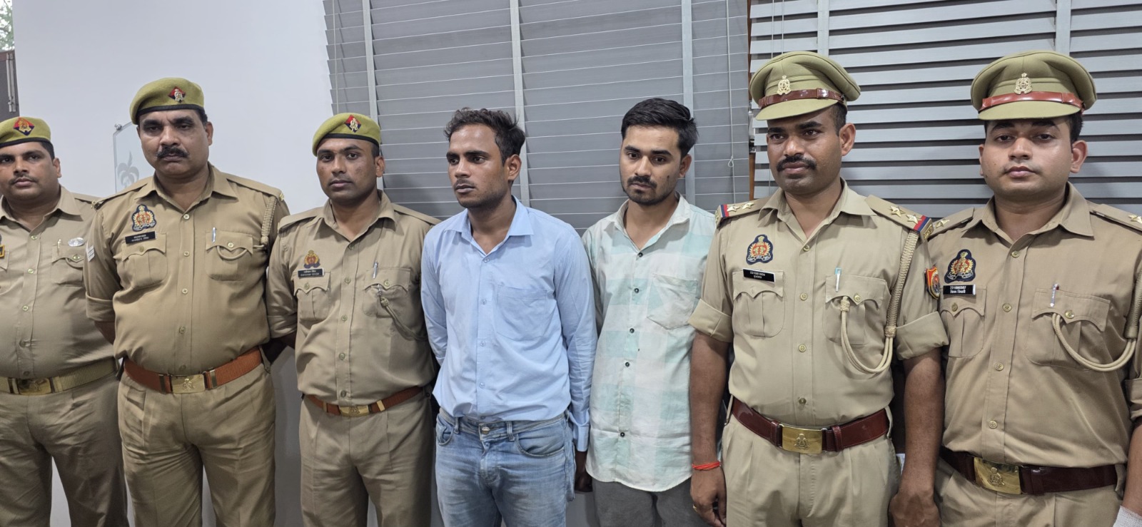 पुलिस की गिरफ्त में आरोपित लूटेरे
