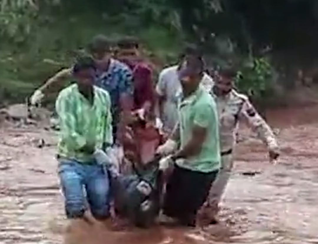 एसडीआरएफ की टीम युवक का शव निकलते हुए