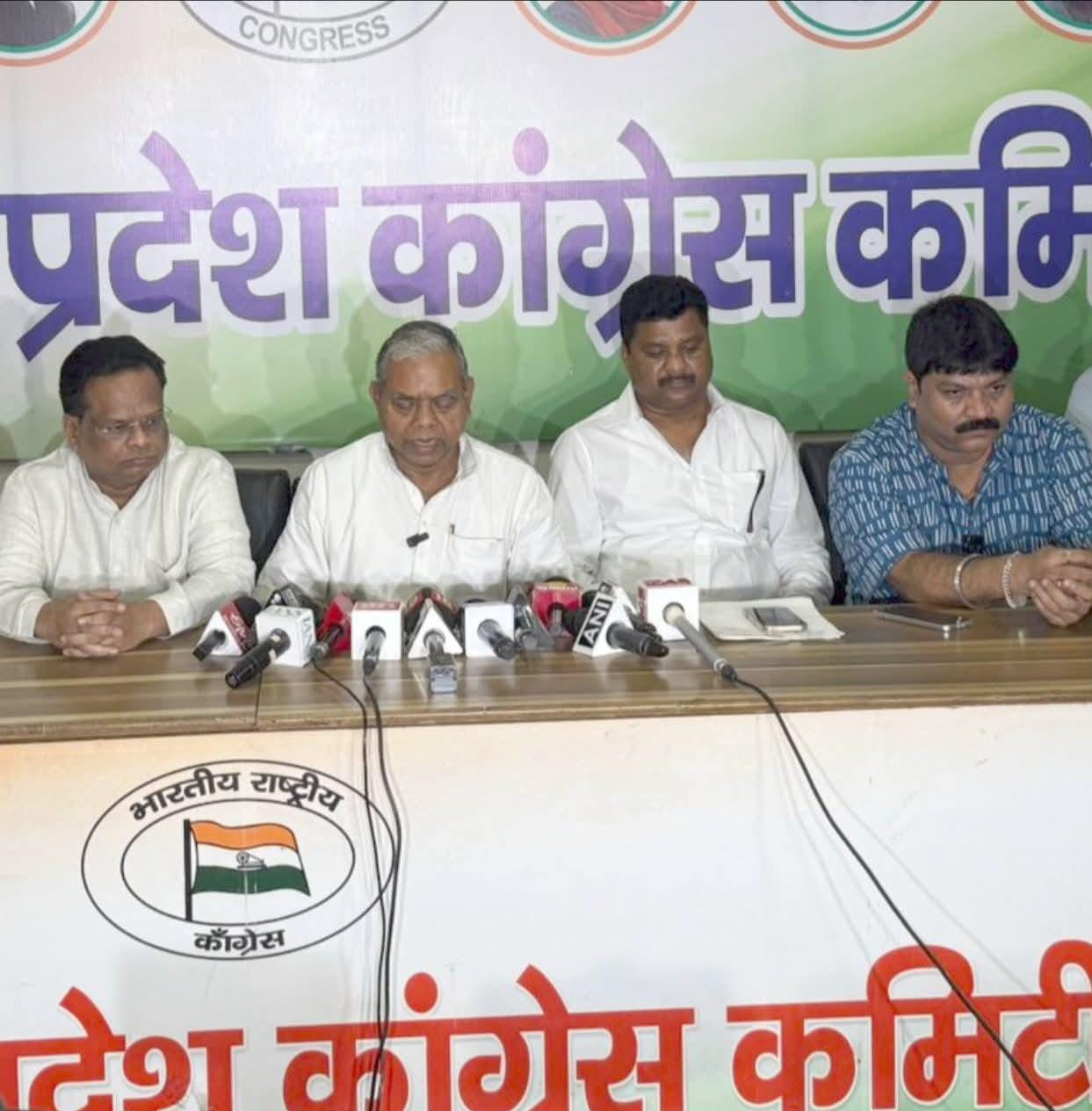 प्रेस वार्ता में बोलते हुए केशव महतो कमलेश