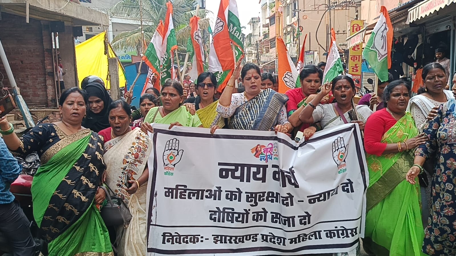 पैदल मार्च में कांग्रेस पार्टी की नेत्रियों की तस्‍वीर