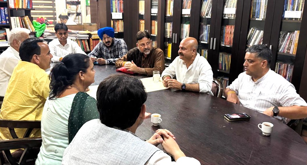 युद्धवीर सेठी और सुरिंदर भगत ने भाजपा मुख्यालय में लगाया जनता दरबार युद्धवीर सेठी और सुरिंदर भगत ने भाजपा मुख्यालय में लगाया जनता दरबार
