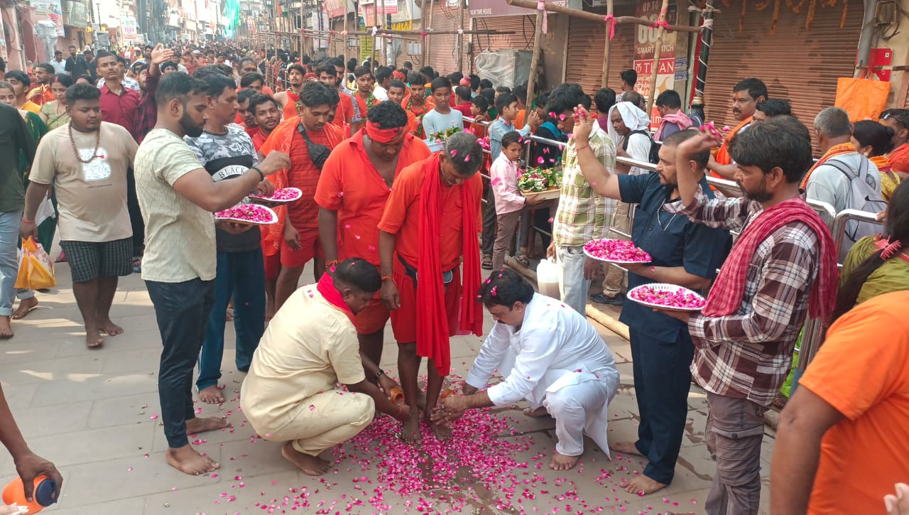 शिवभक्तों पर पुष्प बरसाते समाजिक कार्यकर्ता शिवभक्तों पर पुष्प बरसाते समाजिक कार्यकर्ता