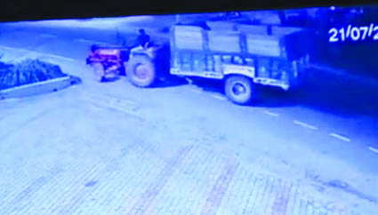 ट्रेक्टर ट्राली को चोरी कर ले जाते हुए ट्रेक्टर ट्राली को चोरी कर ले जाते हुए