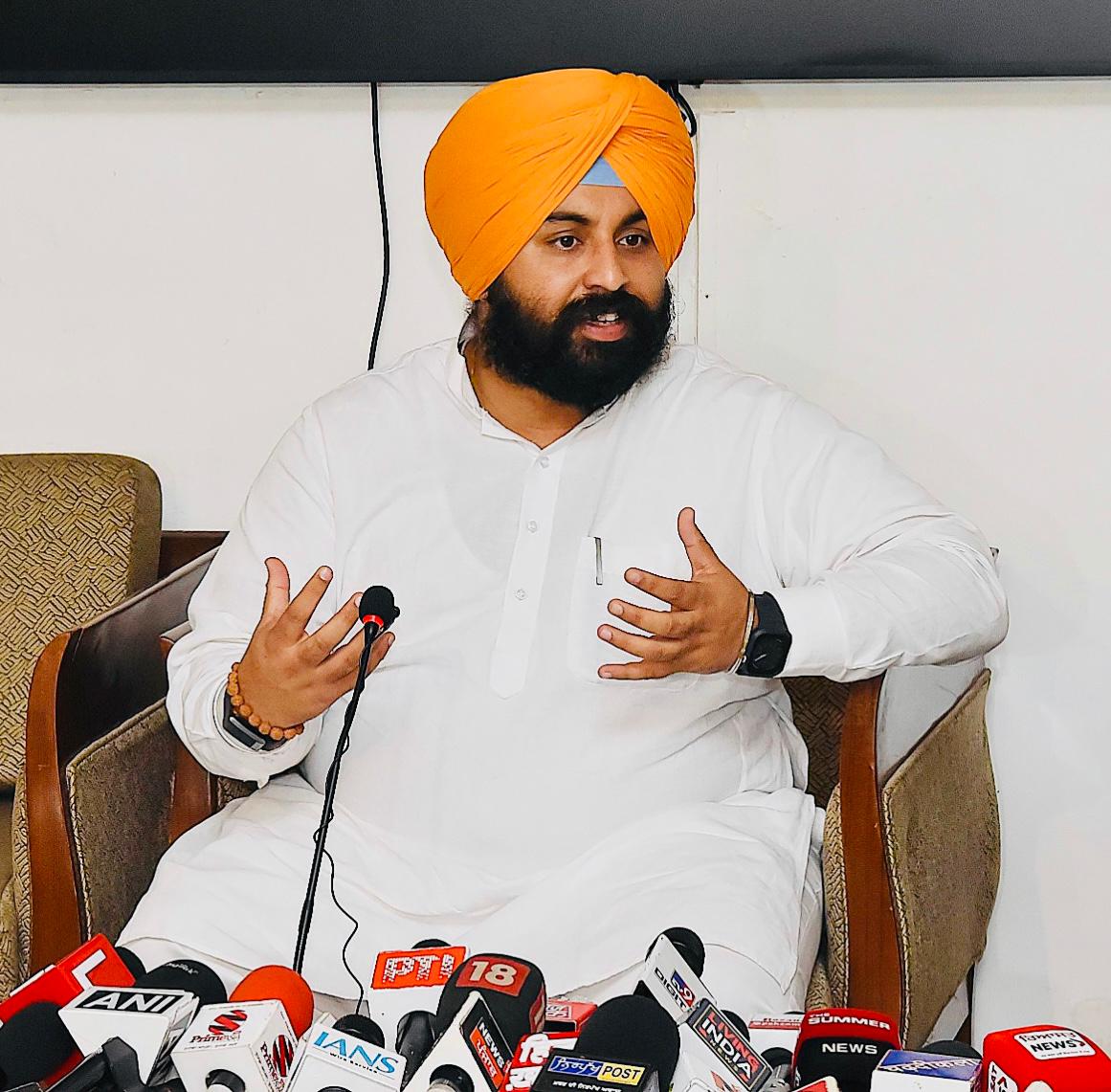 पंजाब के शिक्षा मंत्री हरजोत बैंस पत्रकारों से बातचीत करते हुए पंजाब के शिक्षा मंत्री हरजोत बैंस पत्रकारों से बातचीत करते हुए