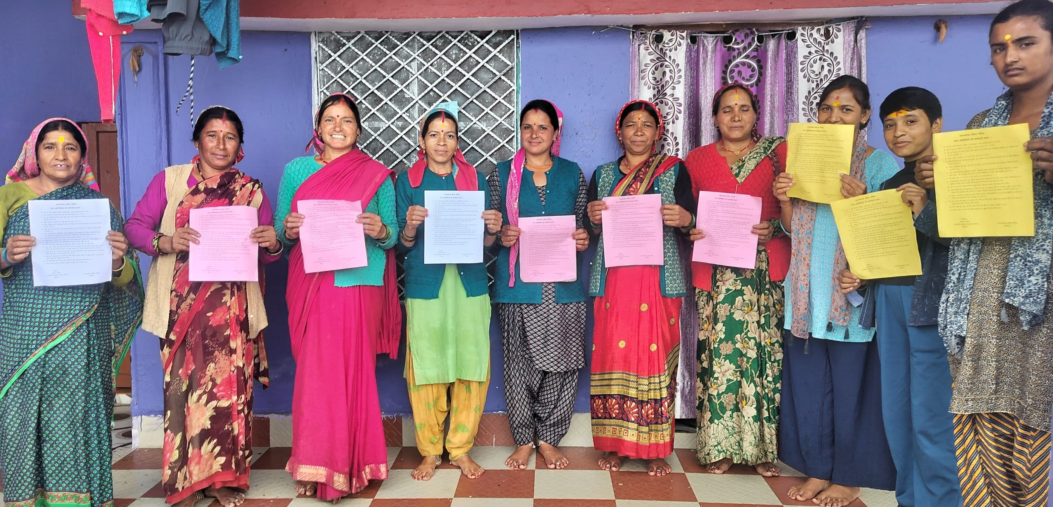 पंचायत चुनाव में मतदाता जागरूकता अभियान चलाते हुए। पंचायत चुनाव में मतदाता जागरूकता अभियान चलाते हुए।