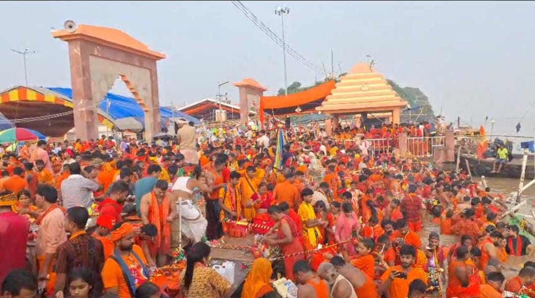 गंगा घाट पर श्रद्धालुओं की भीड़ गंगा घाट पर श्रद्धालुओं की भीड़